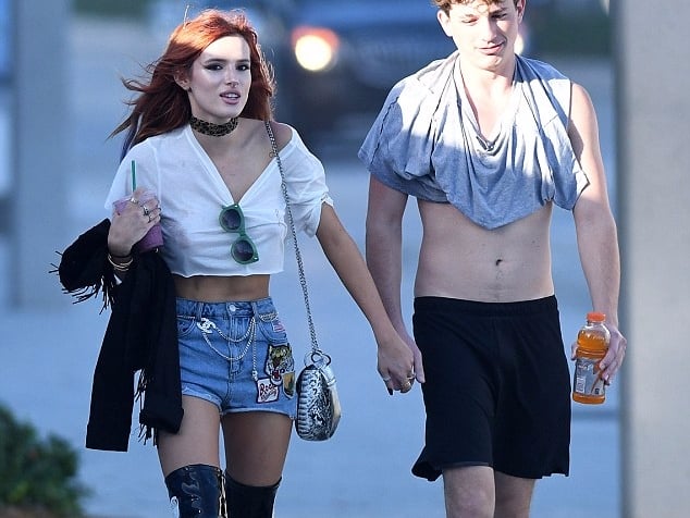 莫名成了小三?查理普斯被網友告知遭劈腿 火速分手新女友 Bella Thorne!