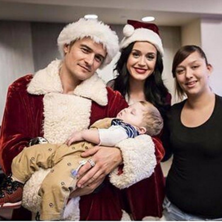 【聖誕週】Katy Perry 跟 Orlando Bloom 扮成聖誕老人探視病童，超有愛
