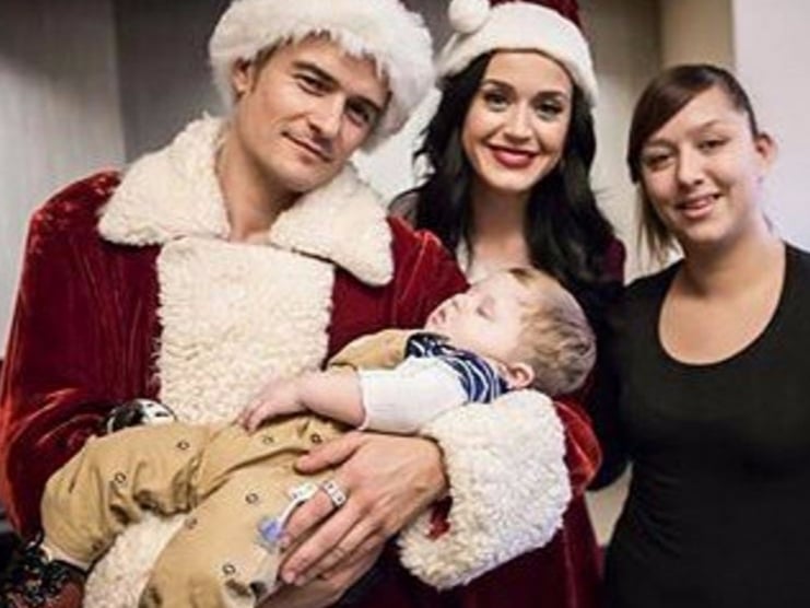 【聖誕週】Katy Perry 跟 Orlando Bloom 扮成聖誕老人探視病童，超有愛