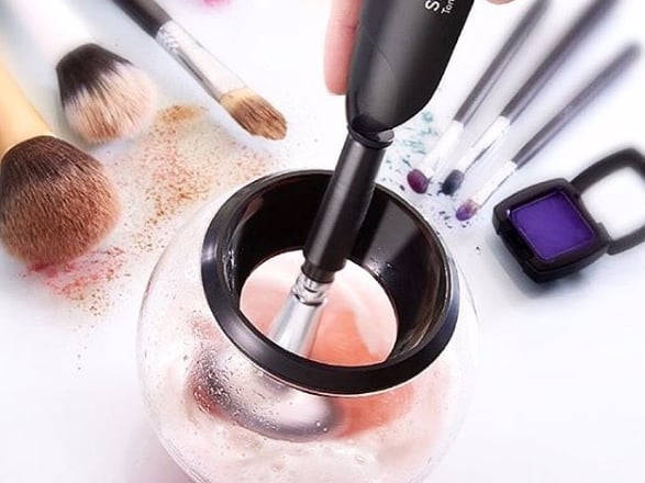 懶女生恩物！有了這風靡網絡的洗掃神器代勞，以後滴水不沾都能將化妝掃洗淨！