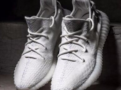 全白的最美　Nike Flyknit Racer 、adidas Originals YEEZY BOOST 350 V2 全白都超帥！