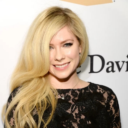 終於等到了！艾薇兒聖誕節宣布：2017 年將推出新專輯！