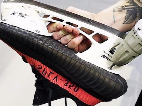 YEEZY BOOST 350 V2 變成溜冰鞋　網路神人新創意！