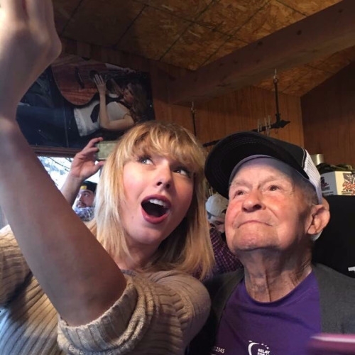 96 歲老兵自稱“最老粉絲”，Taylor Swift 悄悄拜訪獻上最棒的聖誕禮物