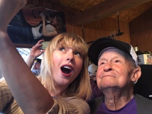 96 歲老兵自稱“最老粉絲”，Taylor Swift 悄悄拜訪獻上最棒的聖誕禮物