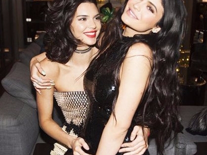 從派對戰衣、彩妝到禮物，Kendall ＆Kylie 的聖誕慶祝活動，絕對是女生們的 #PartyGoal！