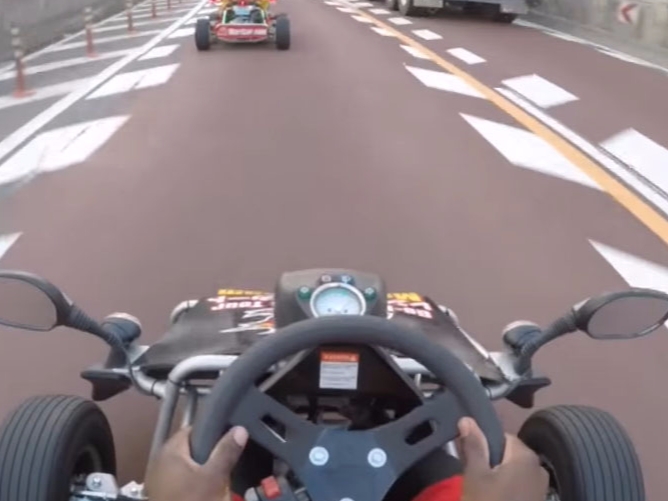 《瑪莉歐賽車》真人版　日本首都高飆車無視警察超刺激！