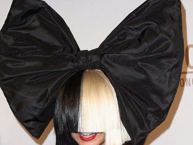 Sia 批評「殺雞獻祭」虐待動物　Azealia Banks 怒回嗆：妳的臉太醜才要遮起來！
