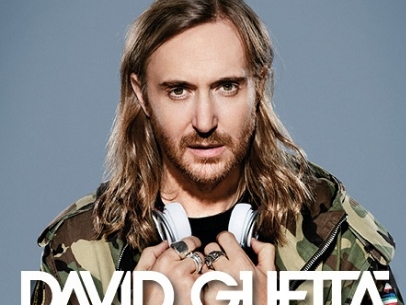 David Guetta 抵達北京表演也不敵霧霾 看不見風景只好跟房產廣告合照!