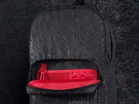 當 Mickey Mouse 遇上 Herschel Supply Co. 會激出怎樣的火花？今年秋冬最令人期待的聯名系列包款上市啦！