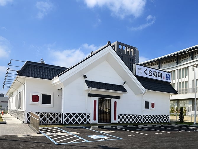 想要在正宗日式建築裡享用迴轉壽司？「藏壽司」全台首間街邊店來啦！
