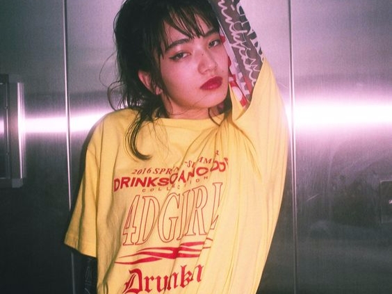 是時候收起你的 Band Tee 與 Graphic Tee,因為 Logo Tee 熱潮正式回歸!