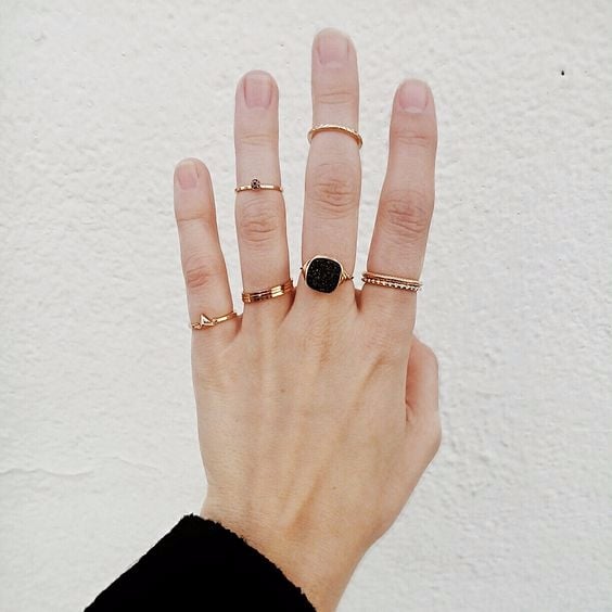 別再戴鑽戒了！2017 持續發燒「簡約微戒」十指全上也不浮誇！