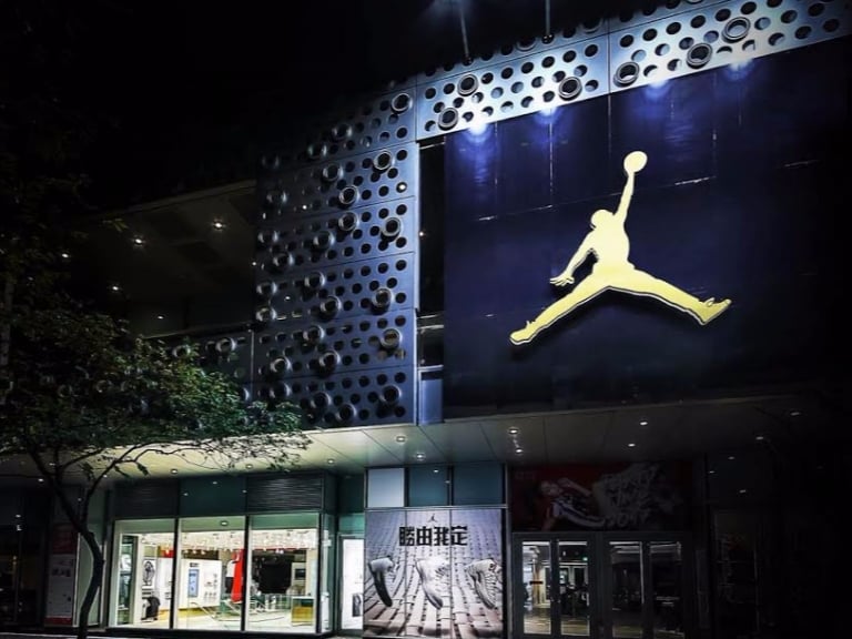 全台最大 JORDAN 旗艦店搶先逛!現場 6 雙金色 JORDAN 閃爆你眼!
