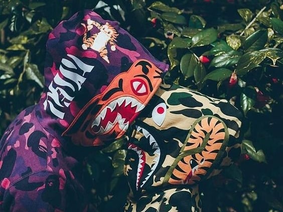 軍事潮流大老 Bape 迷彩連環發，全新鯊魚頭連帽外套今年「這樣」穿最兇！