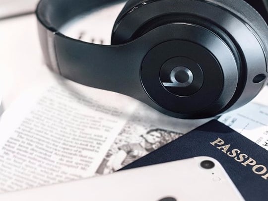 Jet White 配色 iPhone 實體機再次出現？Beats 官方 Instagram 一張照片露端倪！