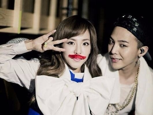 暖男無誤！G-Dragon 人海中緊抱 Dara 離開，更疑似當眾親吻她？！