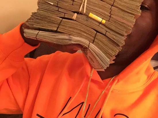 19 歲饒舌歌手炫富無極限　最愛跟大筆鈔票一起入鏡！