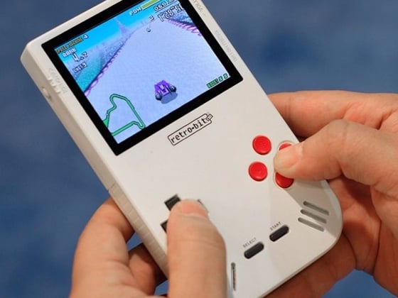 童年回憶強勢回歸！可重玩 Game Boy 舊遊戲帶的 Super Retro Boy 引起網絡洗版潮！