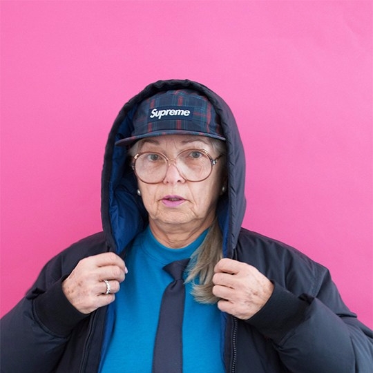 比你還要潮！這個 69 歲的婆婆是潮牌 Supreme 忠粉，還是 Instagram 紅人！
