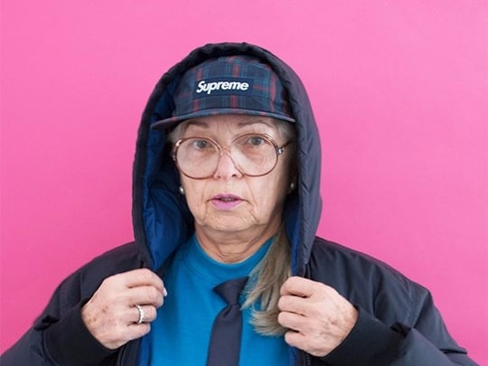 比你還要潮！這個 69 歲的婆婆是潮牌 Supreme 忠粉，還是 Instagram 紅人！