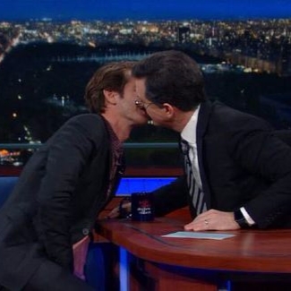 親上癮了？安德魯·加菲爾德節目上再現「男男吻」　這一次親上的男人是...