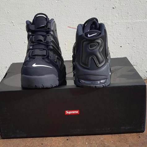 今年初重磅聯名！Supreme x Nike Air More Uptempo 黑色實體鞋款首度曝光！
