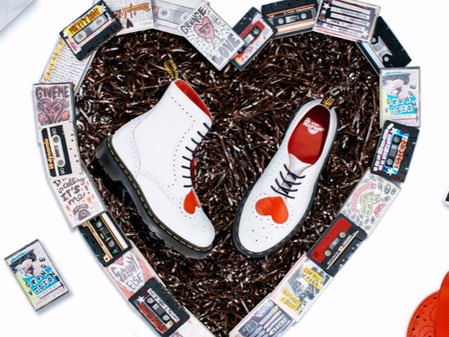  Dr. Martens 馬丁靴上有 ❤ ?! 一起趁著情人節大膽示愛吧！