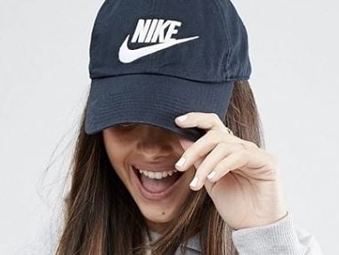 2016 大回顧，盤點 7 項網路熱搜「國民單品」　網友表示 : 老帽就是要戴 NIKE ！