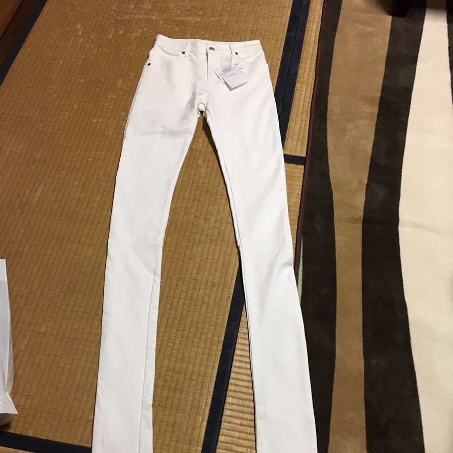 他花 500 日幣買下超便宜髒污瑕疵褲子　回到家才發現褲子的長度才是問題...