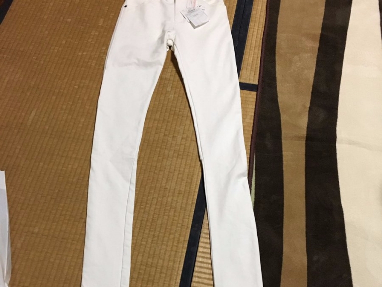 他花 500 日幣買下超便宜髒污瑕疵褲子　回到家才發現褲子的長度才是問題...