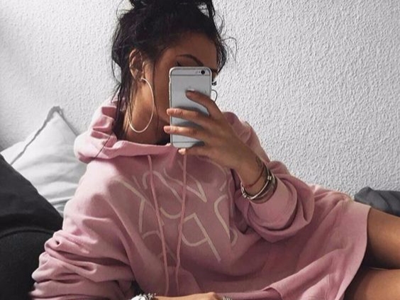 冬日打造層次感的百搭好幫手!Hoodie 時尚街拍造型 + 12 件大熱款式推介