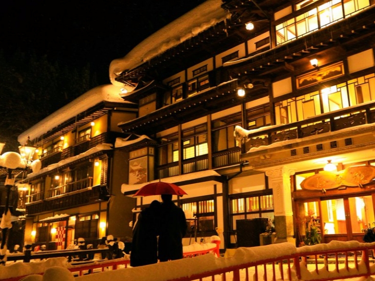冬天是去日本的好時機！《神隱少女》湯婆婆油屋原型「銀山溫泉」雪景美翻！