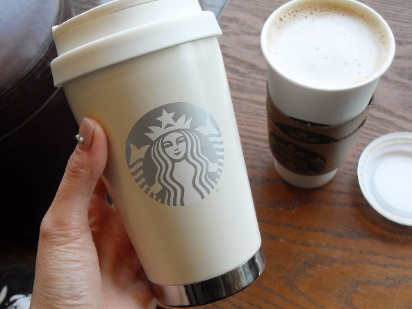 韓國 Starbucks 推出冬日限定隨行杯！全白設計令白色控著迷了吧？