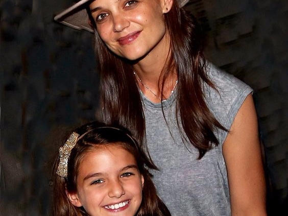 Tom Cruise 愛女 Suri 越大越美，和媽媽 Katie Holmes 成「倒模臉」！
