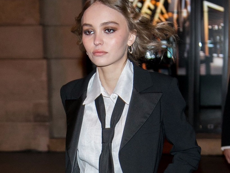 中性造型也 Hold 得住！Lily-Rose Depp 愈來愈有個人風格了！