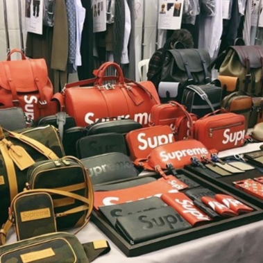 給你滿滿的 SUPREME x LV！神級聯名新品「搶先曝光」，那紅色馬鞍包太美我不敢看！