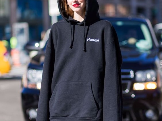 男裝女穿正熱！這件 Balenciaga 新發佈的男裝 Hoodie，勢必成為 IT Girls 力捧款式！