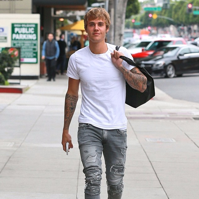 穿衣風格讓你猜不透！小賈斯汀超緊長褲配皮靴　粉絲笑：有夠騷！