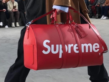 大家都知道 LV x SUPREME 超正點！但你知道這次聯名原因竟是「 LV 總監曾在 SUPREME 打工」嗎？