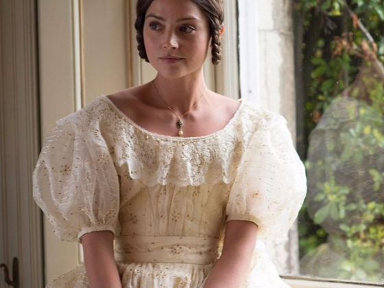 比《The Crown》更華麗！ 最新爆紅美劇《Victoria》，每套復古造型也教人過目不忘！