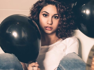 加拿大新星「Alessia Cara」除了超強破億點擊單曲〈Here〉外竟還有這些驚人之作！
