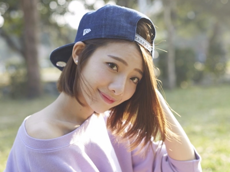 【野生抓正妹❤】「長腿郭雪芙」美腿、電眼超亮眼！路邊大跳《月薪嬌妻》戀舞　網友：回頭率女神！