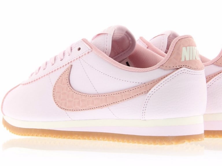 今季粉色當道! Nike Classic Cortez 阿甘鞋也推出「珍珠粉」配色了!