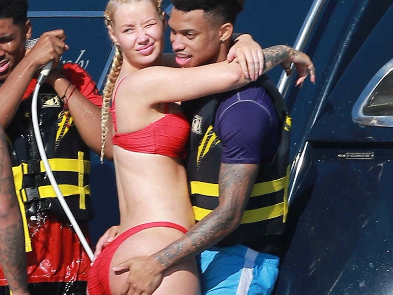 Iggy Azalea 與新男友性感海上約會 整形過度的豐臀卻讓網友直呼:好恐怖!