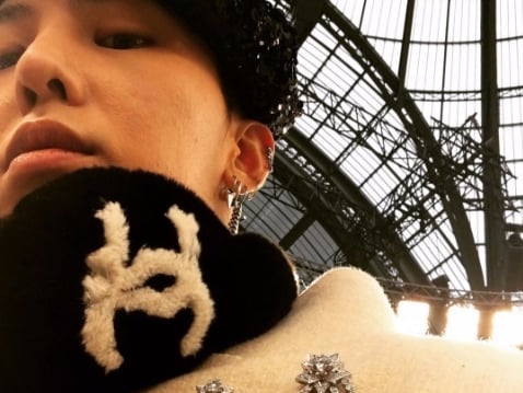 粒粒紅星閃現！G-Dragon 一身 Chanel 黑白造型現身高訂時裝秀！