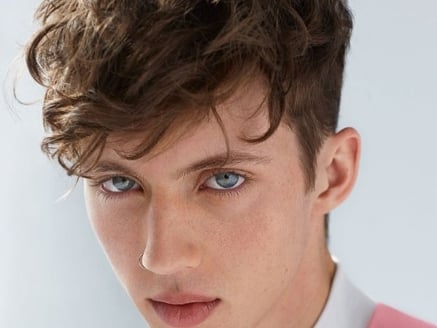 高調放閃！澳洲頂級美男 Troye Sivan 現任男友是「他」，俊美臉蛋簡直與特洛伊媲美！