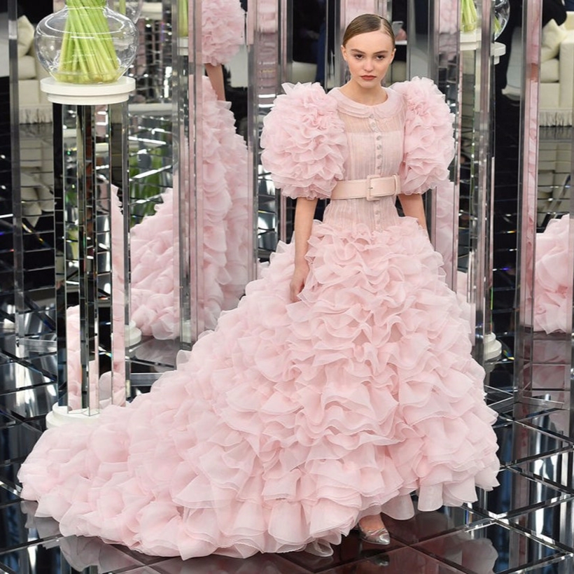 Lily-Rose Depp 於 Chanel Haute Couture 騷華麗登場！還有誰可以將這粉紅色晚裝完美駕馭？