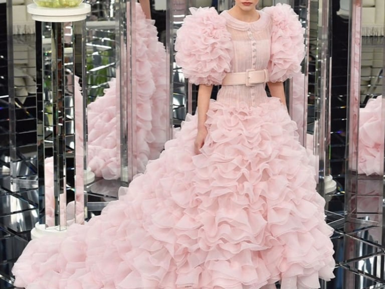 Lily-Rose Depp 於 Chanel Haute Couture 騷華麗登場！還有誰可以將這粉紅色晚裝完美駕馭？