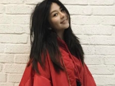 香港性感女星邱淑貞女兒「沈月」IG 向大家拜年，男網友暴動：「我又戀愛啦！」